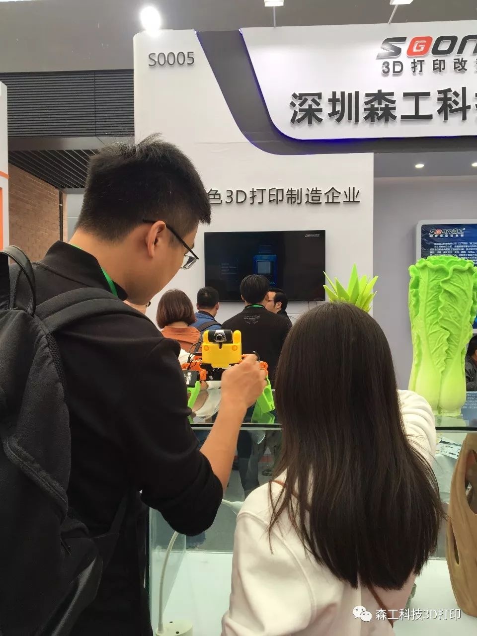 幫助參展人介紹3d打印機